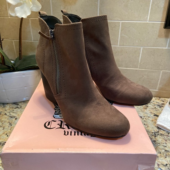 Low brown bootie heel - Picture 2 of 4